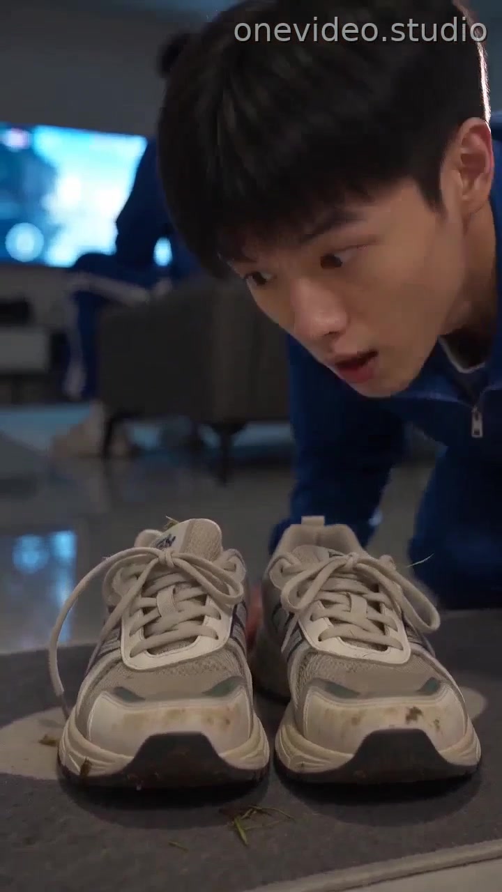 两个穿蓝色校服男生 一个是日系碎盖0m 